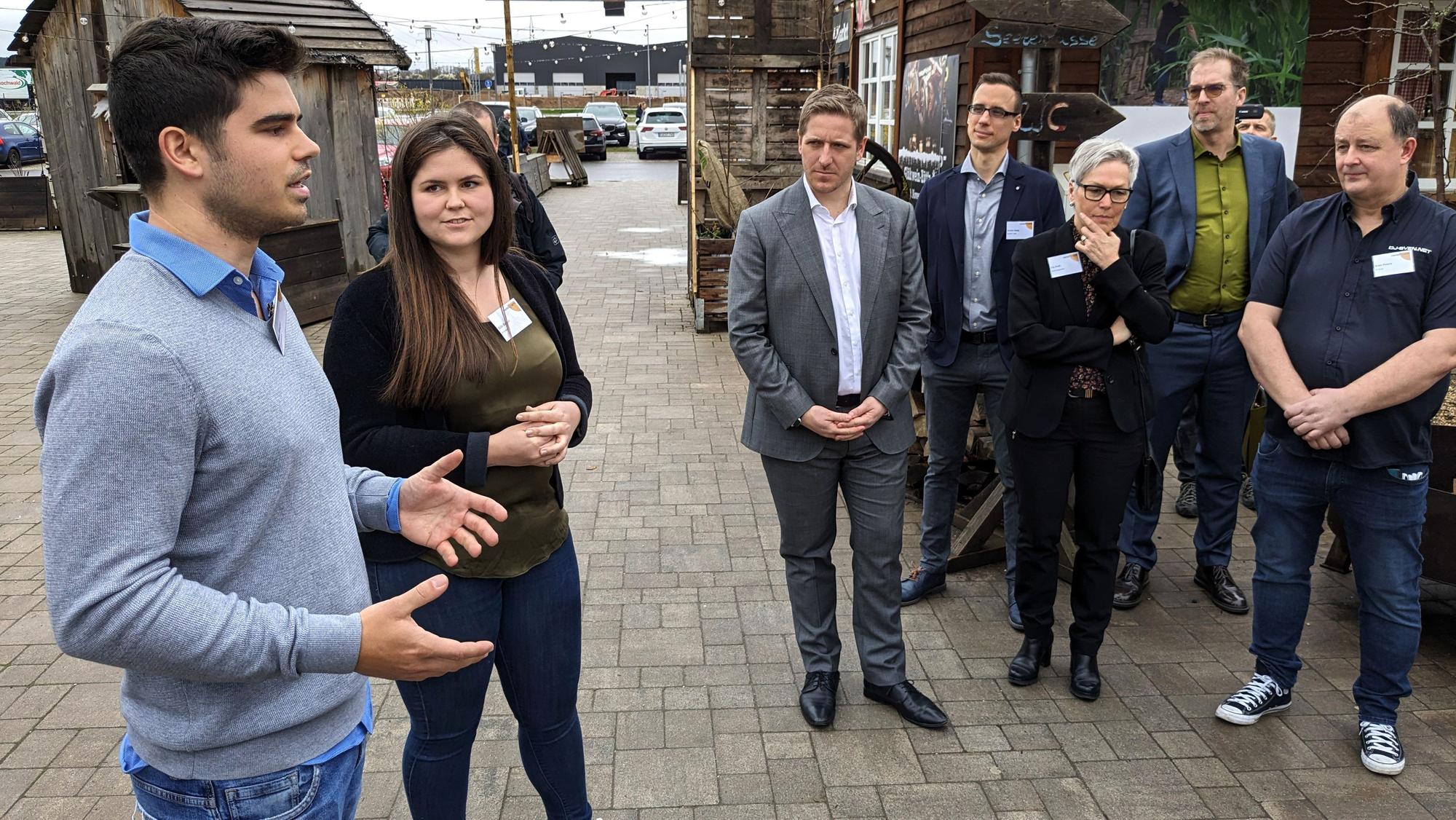 Max und Bibi Bieger mit einigen Teilnehmern des Unternehmertreffens beim Unternehmensrundgang.