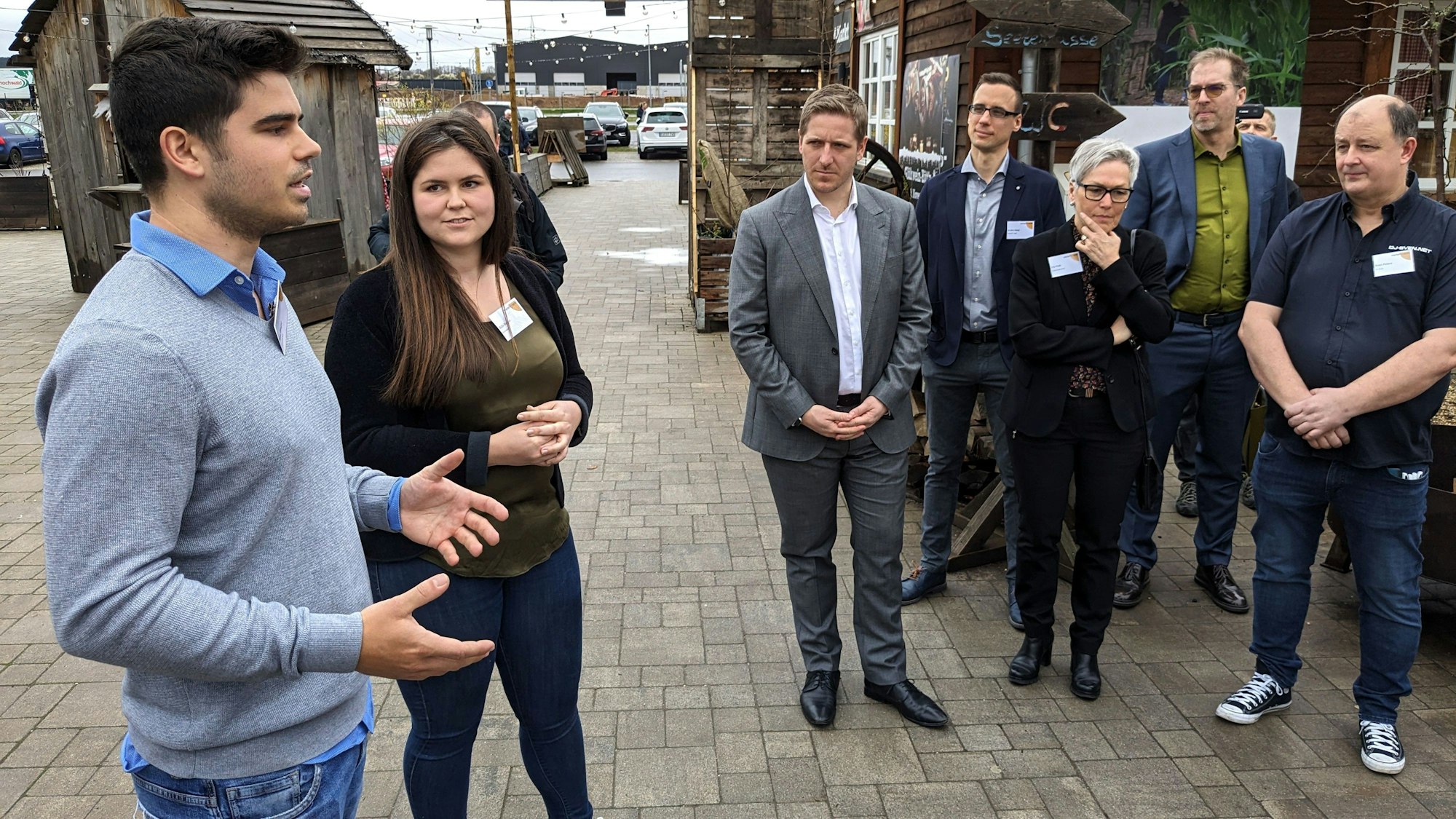 Max und Bibi Bieger mit einigen Teilnehmern des Unternehmertreffens beim Unternehmensrundgang.