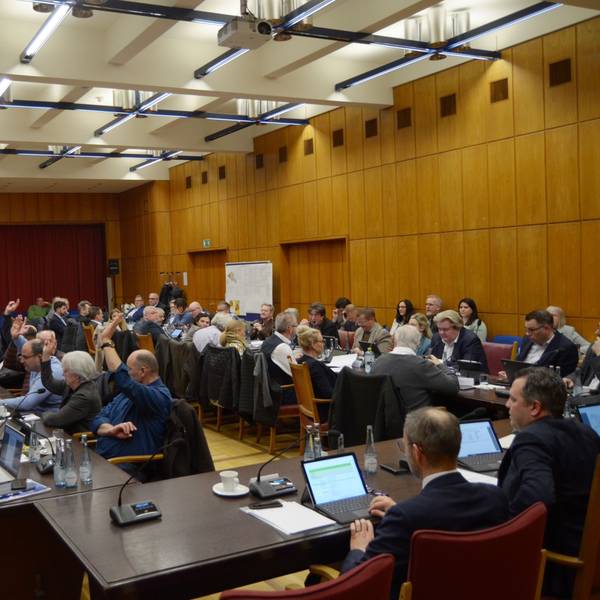 Die Stadtverordneten sitzen dicht an dicht an den Tischen im Ratssaal. Am Tisch der Verwaltung hat unter anderem Bürgermeister Sacha Reichelt seinen Platz, der die Sitzung leitet.