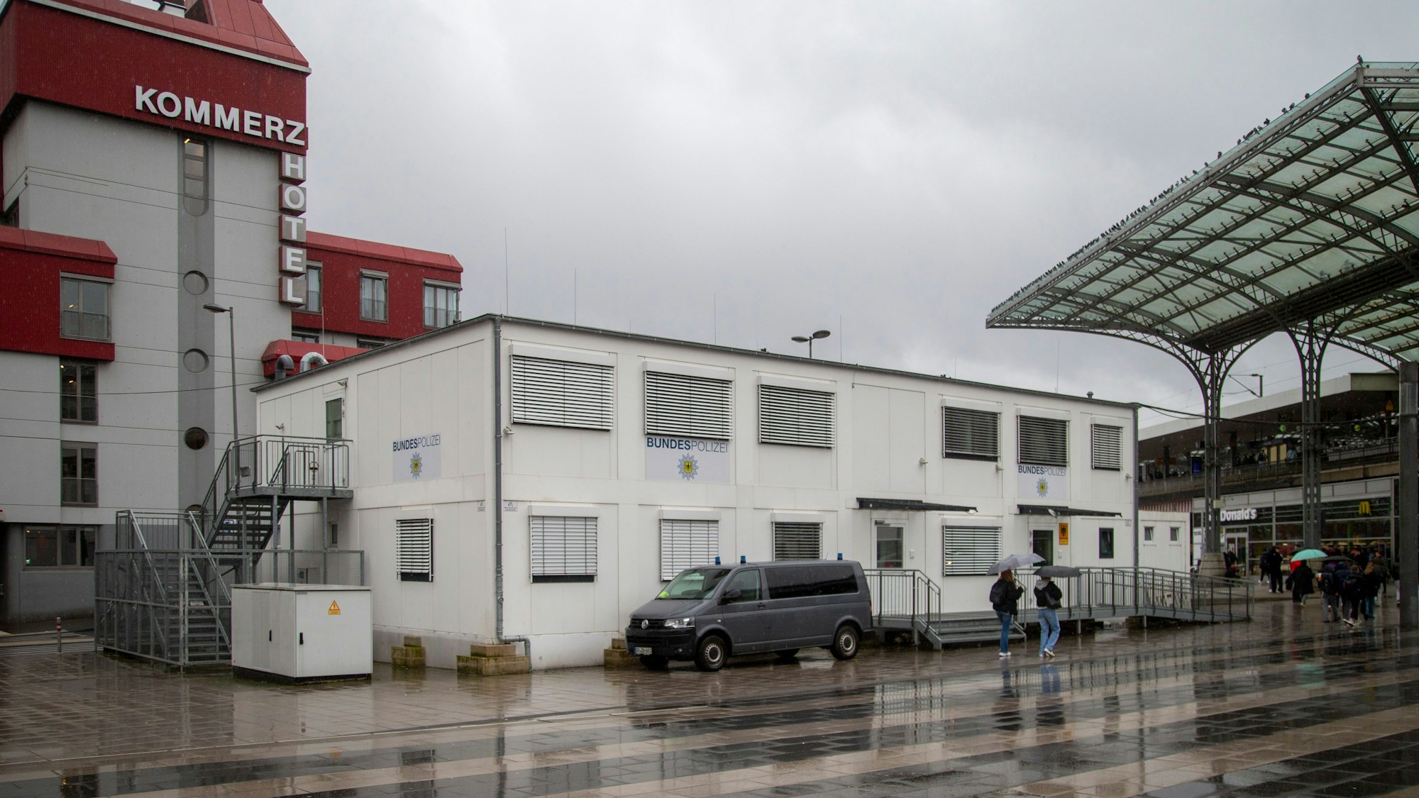 Container stehen auf dem Breslauer Platz, vor einem Hotel.
