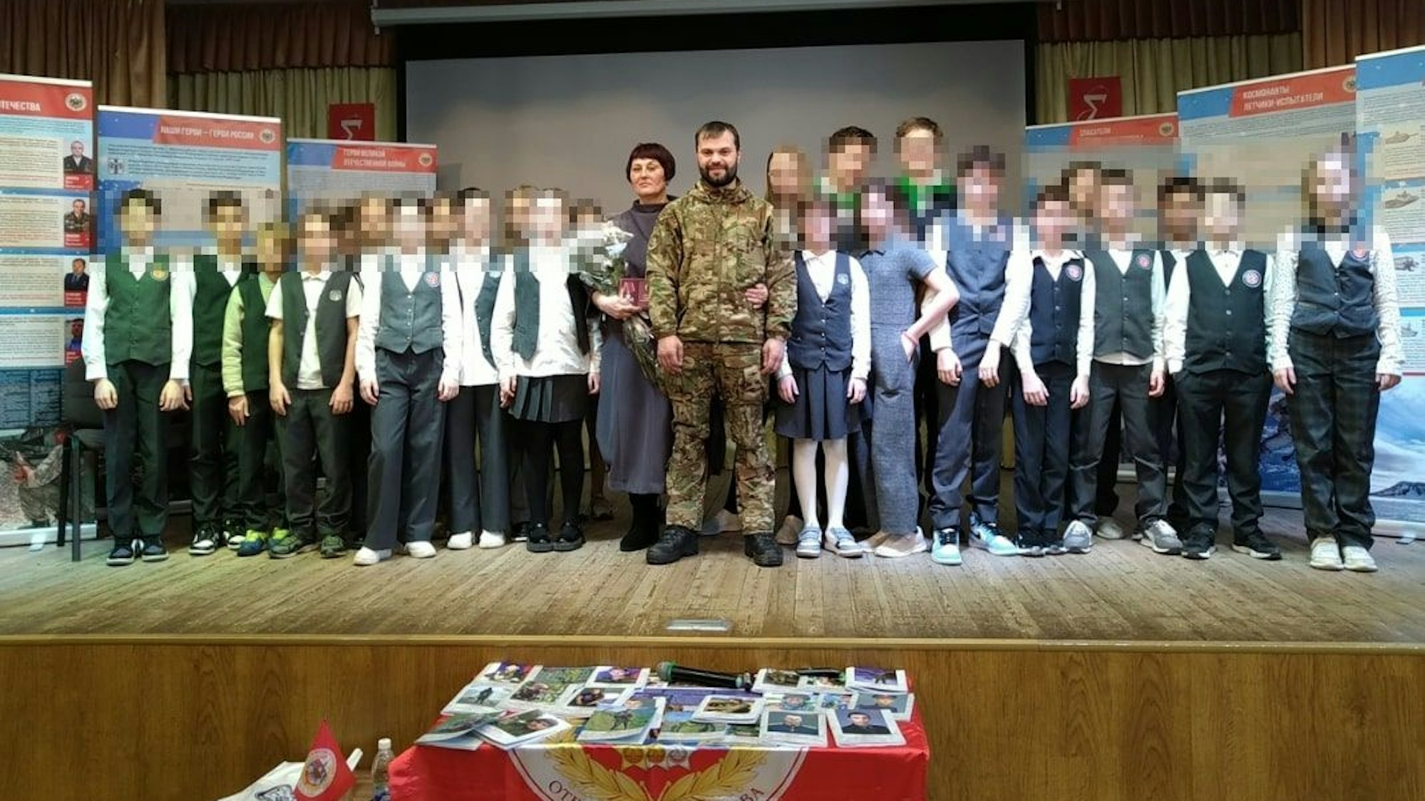 Nikita Semjanow bei einem seiner Auftritte vor wenigen Wochen. In Schulen wird er als Kriegsheld gefeiert.