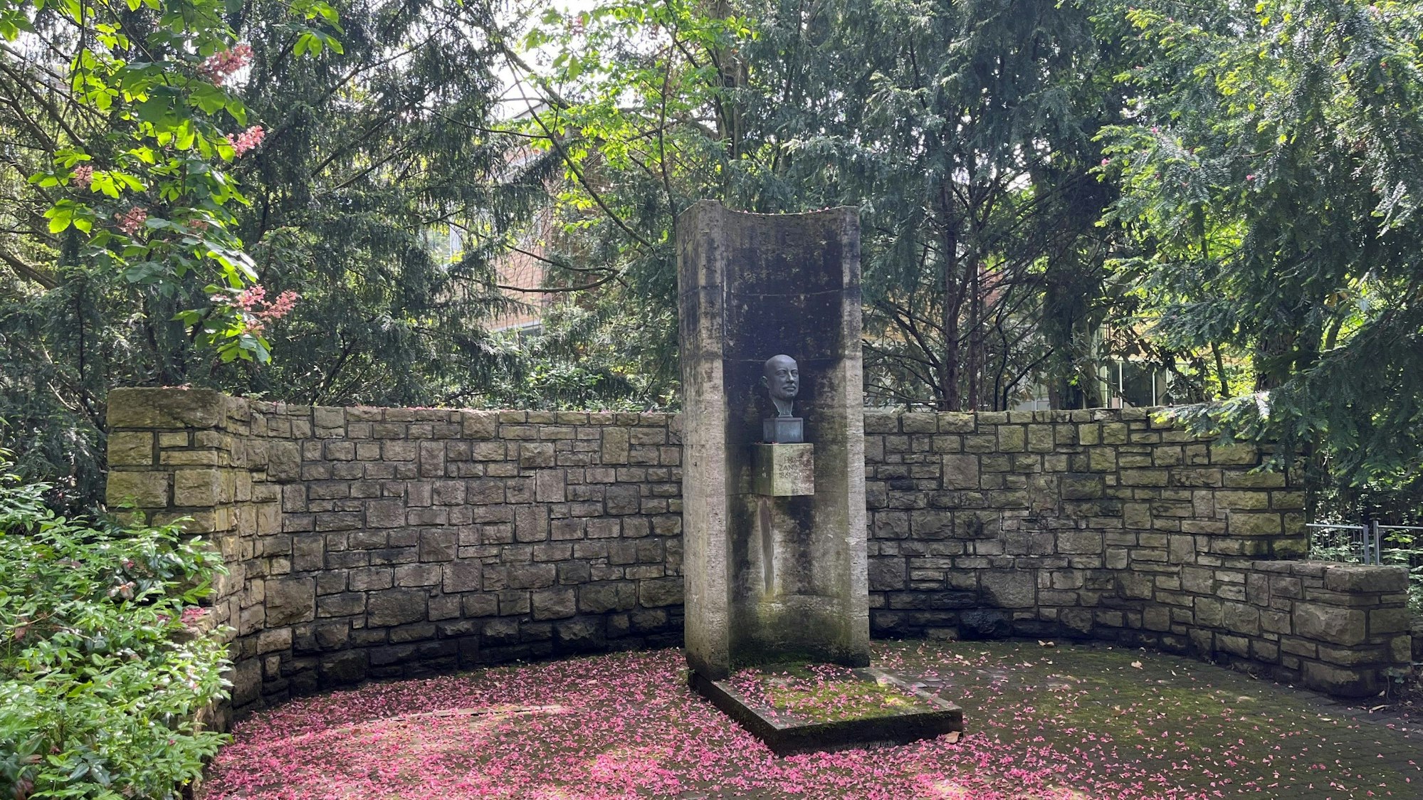 Das Foto zeigt den Büstengarten der Firma Zanders.