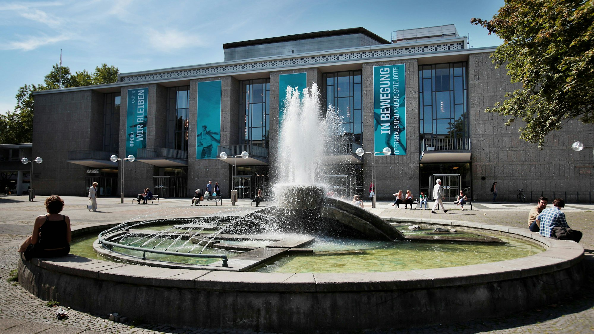 Ein Moment längst vergangener Tage: Im September 2011 sprudelte der Brunnen vor der Oper und lockte Passanten auf den Offenbachplatz.