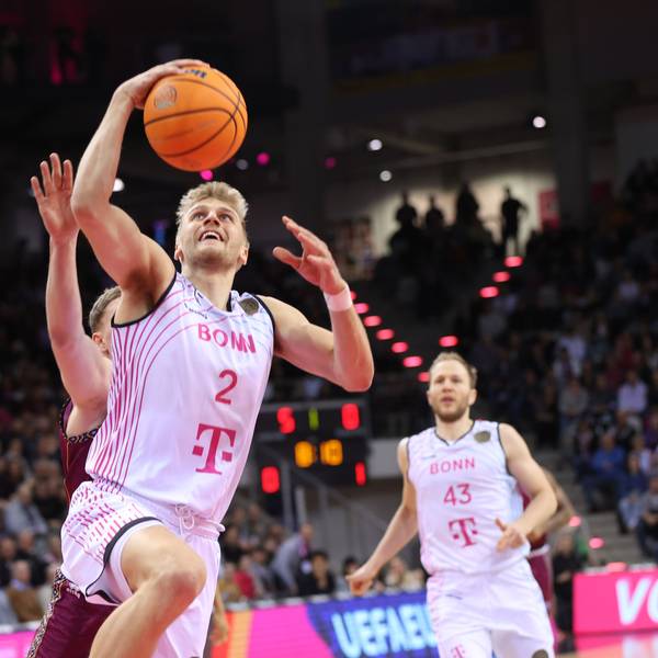 Sam Griesel führt den Ball zum Korb.
