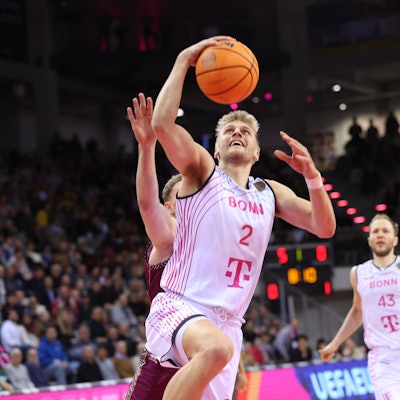 Sam Griesel führt den Ball zum Korb.