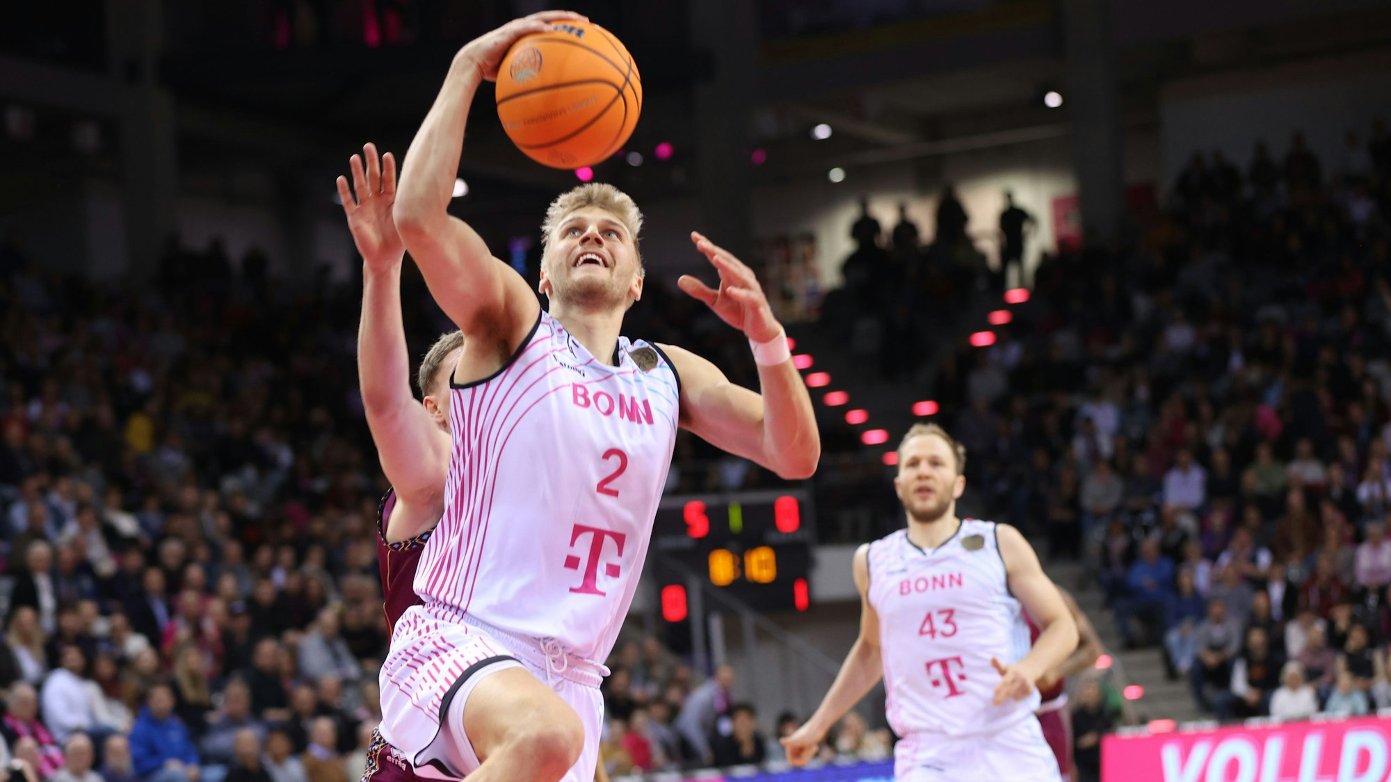 Sam Griesel führt den Ball zum Korb.