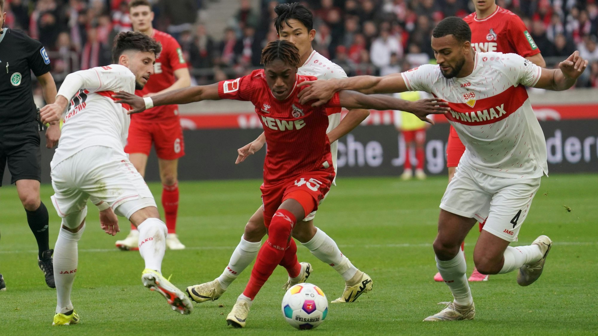 FC-Stürmer Justin Diehl im Duell mit Josha Vagnomen (r.) vom VfB Stuttgart - seinem wahrscheinlich neuen Klub.