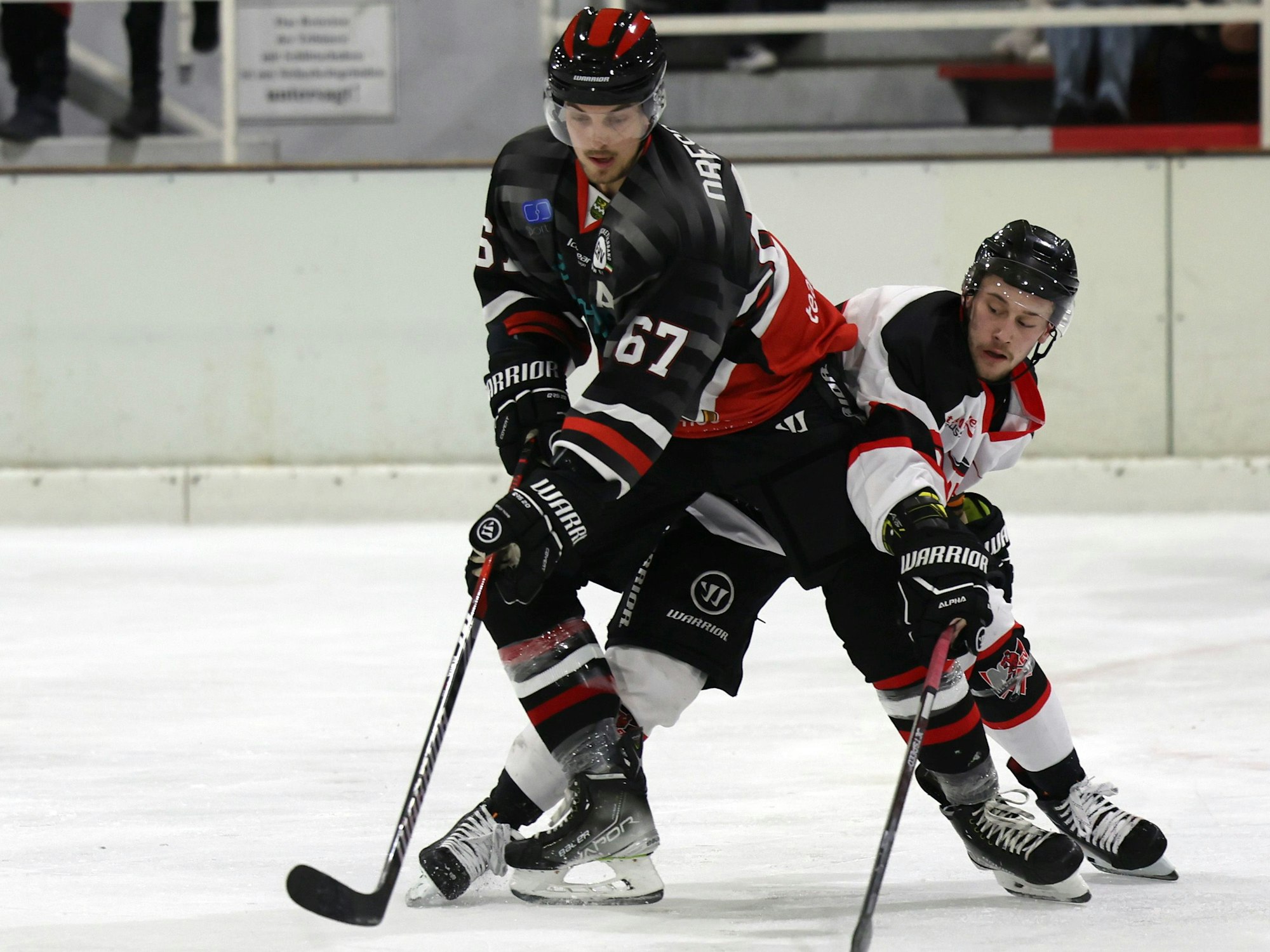 Tim Dreschmann schirmt den Puck ab.