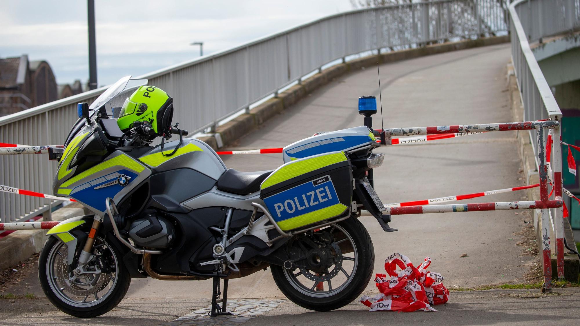 Eine Sperrung am Mülheimer Hafen, wo die Leiche des 15-Jährigen gefunden wurde.