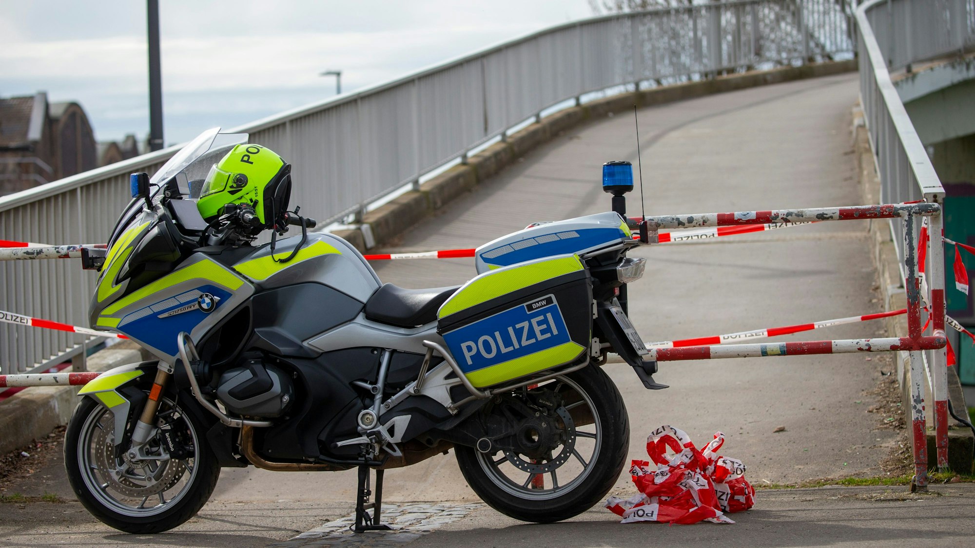 Eine Sperrung am Mülheimer Hafen, wo die Leiche des 15-Jährigen gefunden wurde.