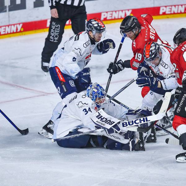 Torhüter Michael Garteig ERC Ingolstadt verteidigt sitzend auf dem Eis das Tor gegen Frederik Storm Kölner Haie und Haakon Hänelt Kölner Haie.