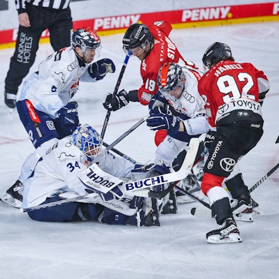 Torhüter Michael Garteig ERC Ingolstadt verteidigt sitzend auf dem Eis das Tor gegen Frederik Storm Kölner Haie und Haakon Hänelt Kölner Haie.