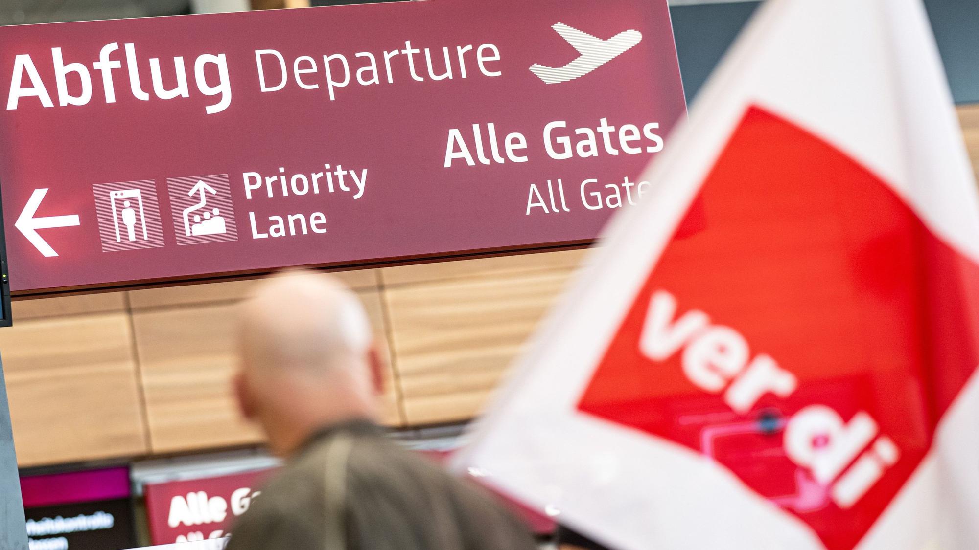 Streikende laufen während eines Warnstreiks im März 2023 durch das Terminal 1 des BER-Flughafens.