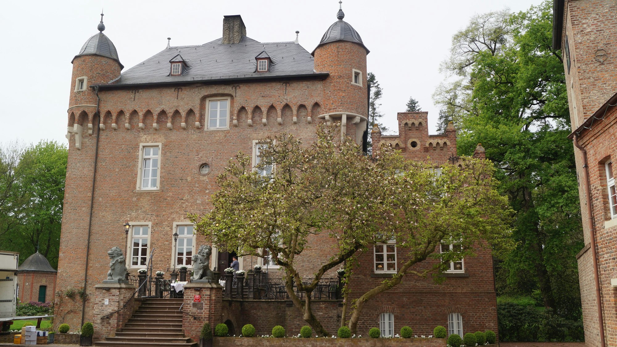 Zu sehen ist ein Schloss aus Backstein mit Türmen.