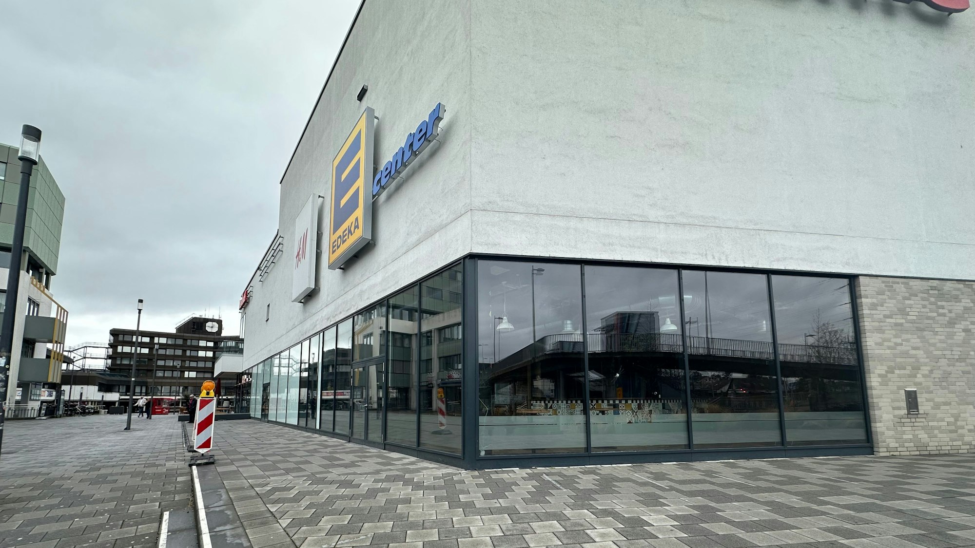 Blick auf ein leeres Ladenlokal. bald gibt es eine Neueröffnung dort.