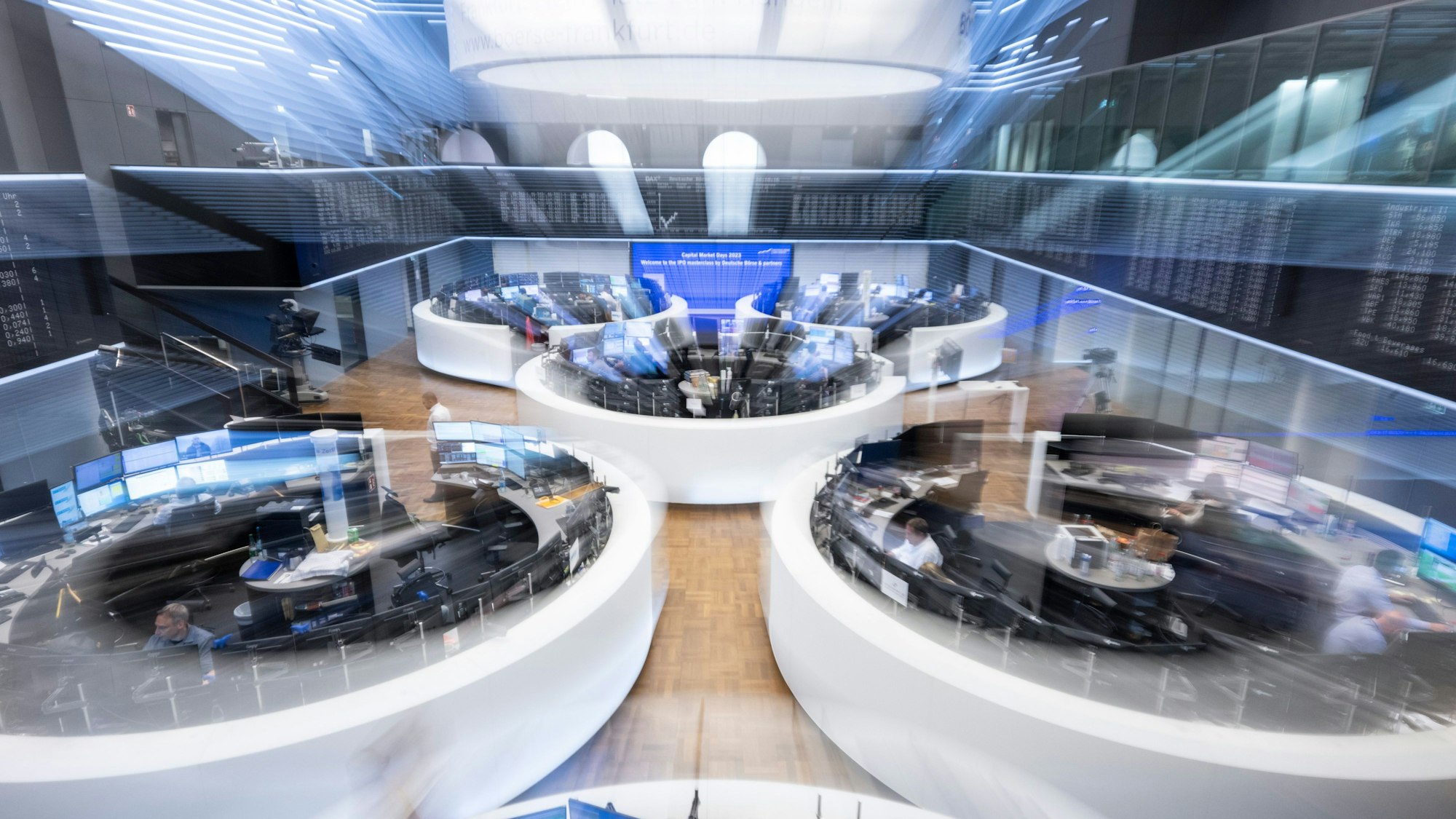 Aktienhändler arbeiten im Handelssaal der Deutschen Börse (Aufnahme mit Zoomeffekt).