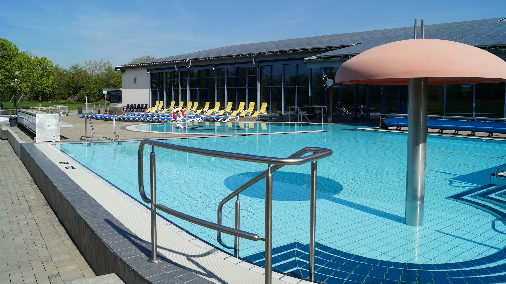 Das Foto zeigt den Außenbereich der Erftlagune in Kerpen.