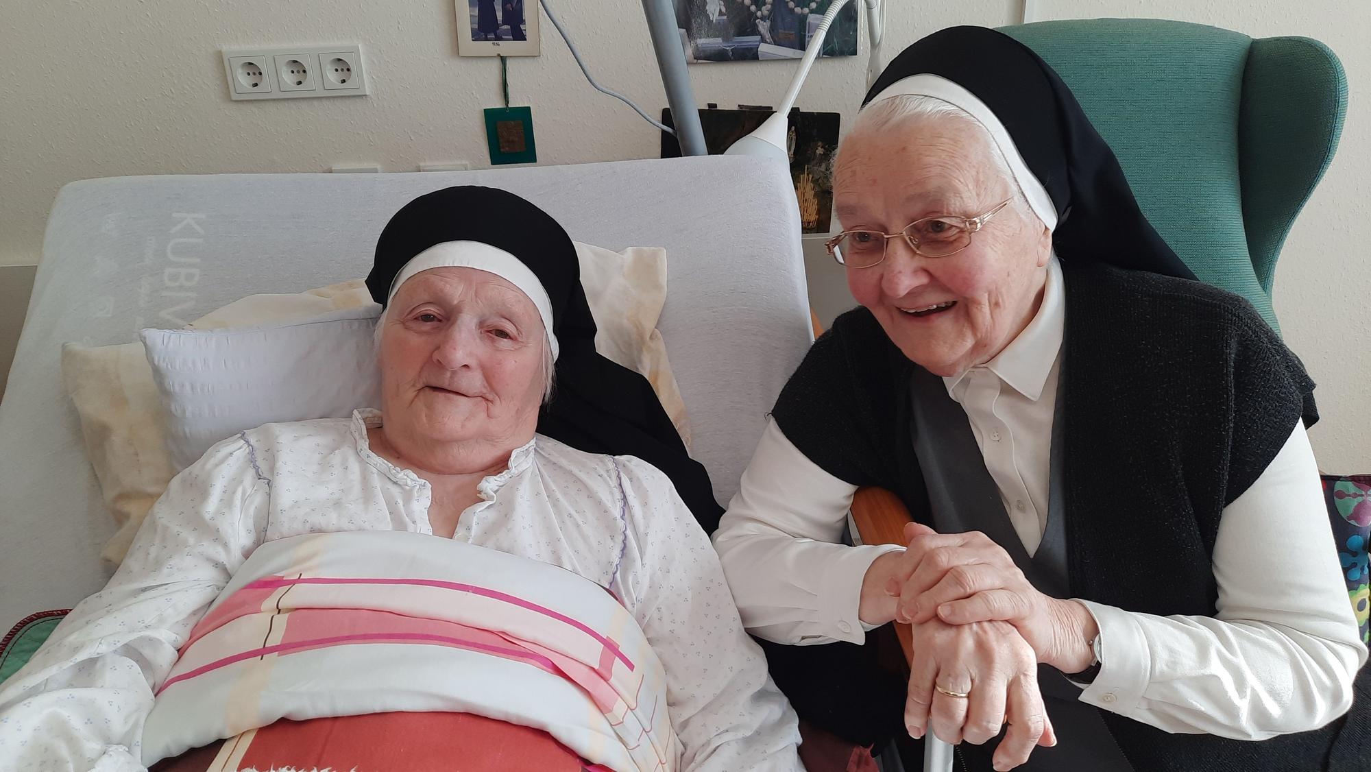 Das Foto zeigt die beiden Ursulinenschwestern Theresia und Veronika.