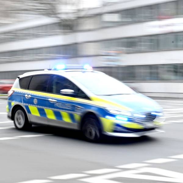Ein Polizeiwagen rast durch die Innenstadt.