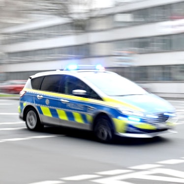 Ein Polizeiwagen rast durch die Innenstadt.