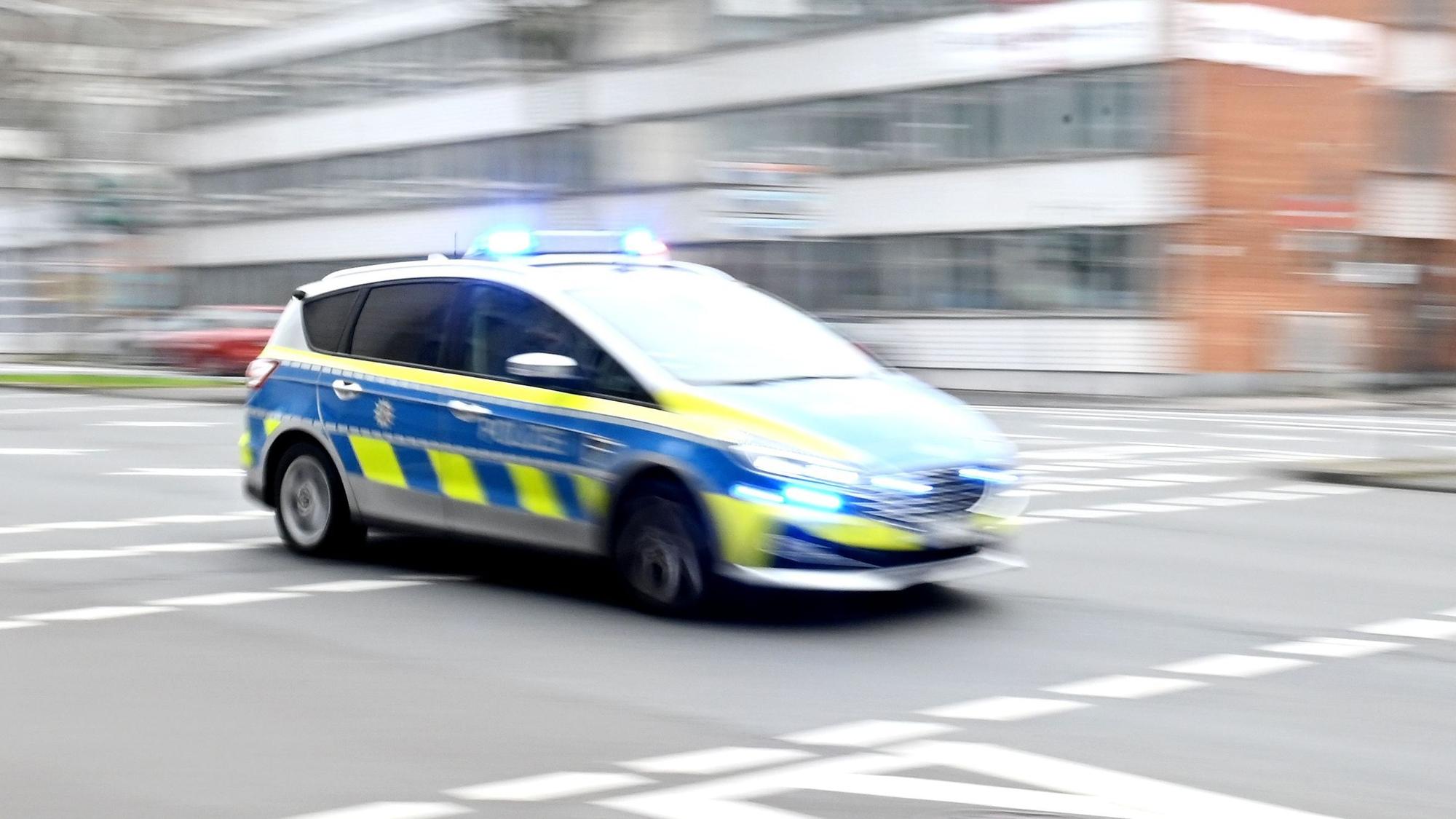 28.02.2024 Köln. Symbolbild. Ein Polizeiwagen rast durch die Innenstadt. Foto: Alexander Schwaiger