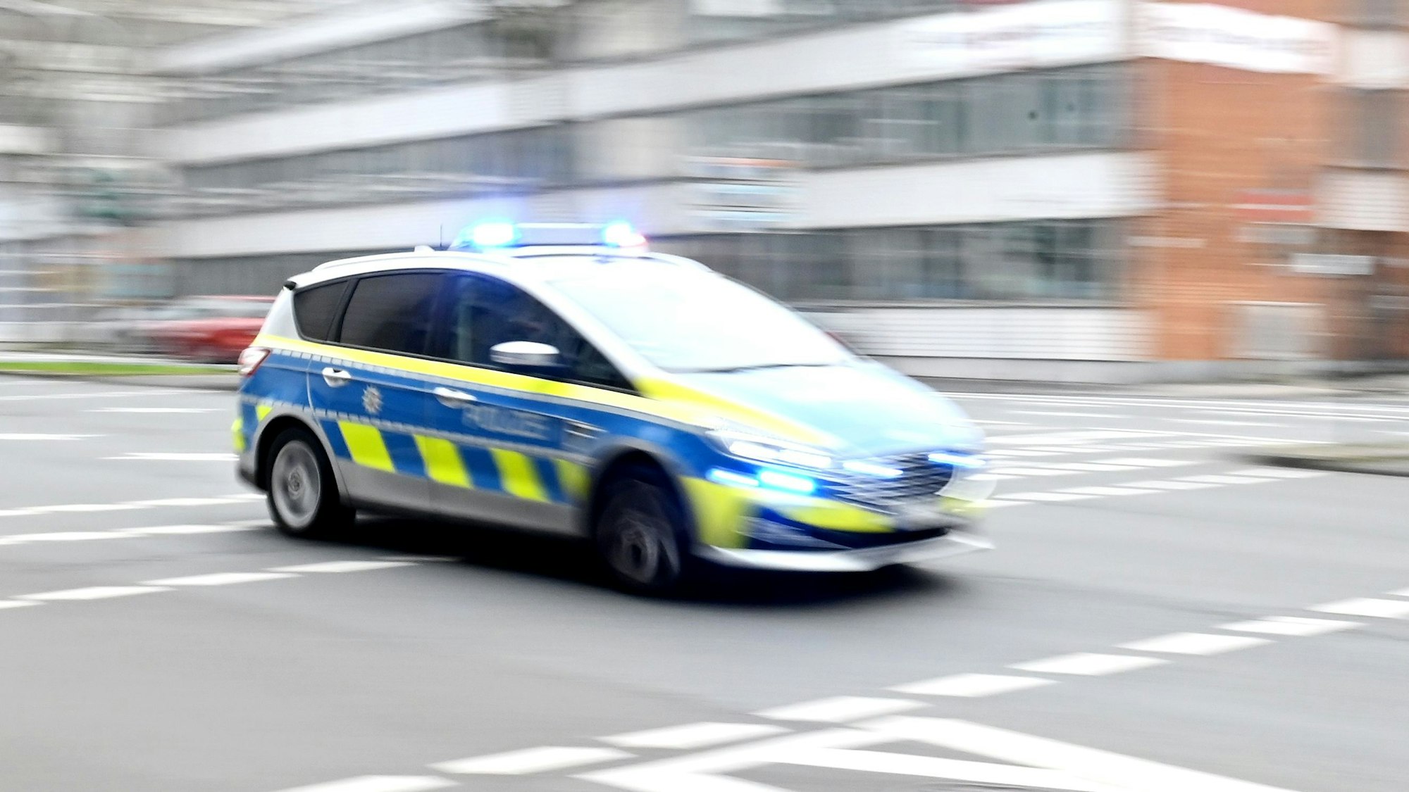 28.02.2024 Köln. Symbolbild. Ein Polizeiwagen rast durch die Innenstadt. Foto: Alexander Schwaiger