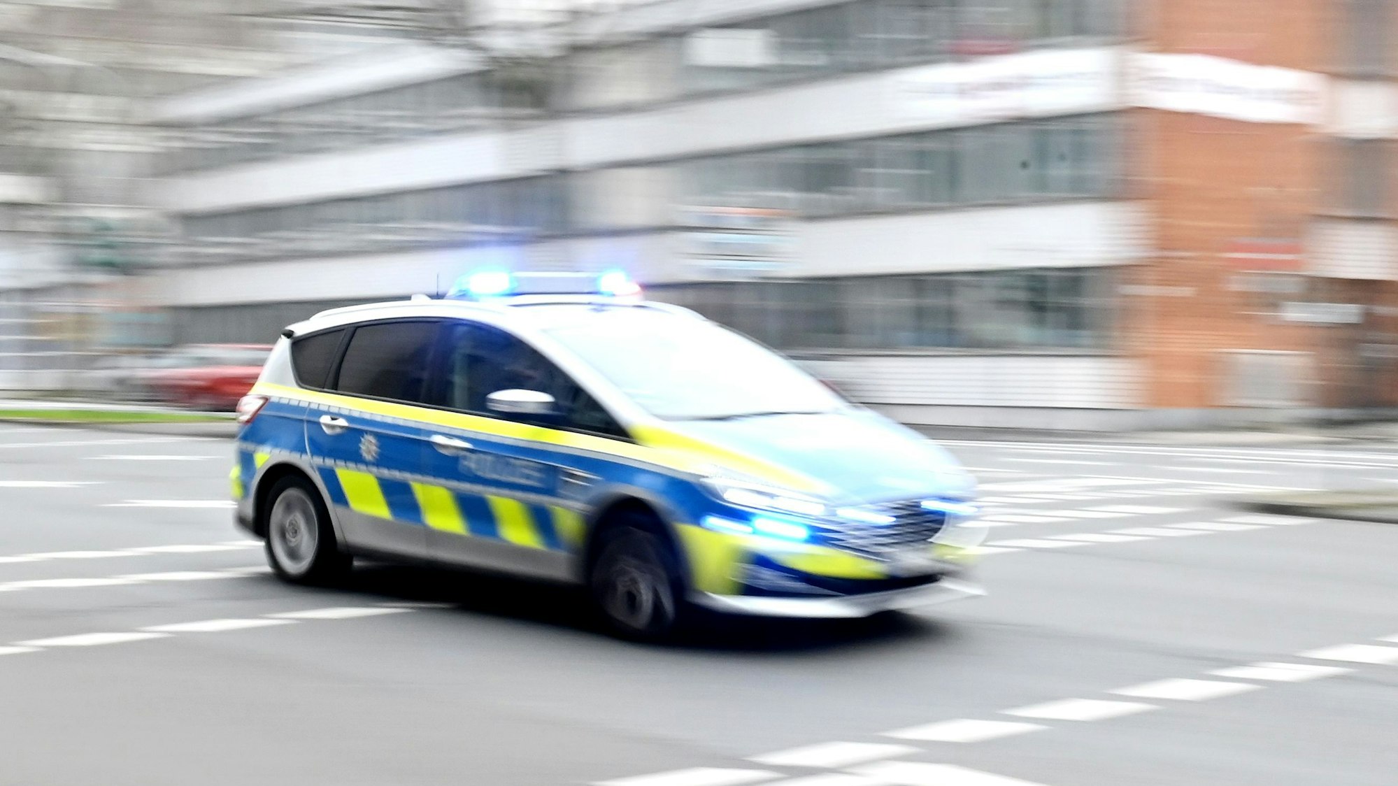 Ein Polizeiwagen rast durch die Innenstadt.