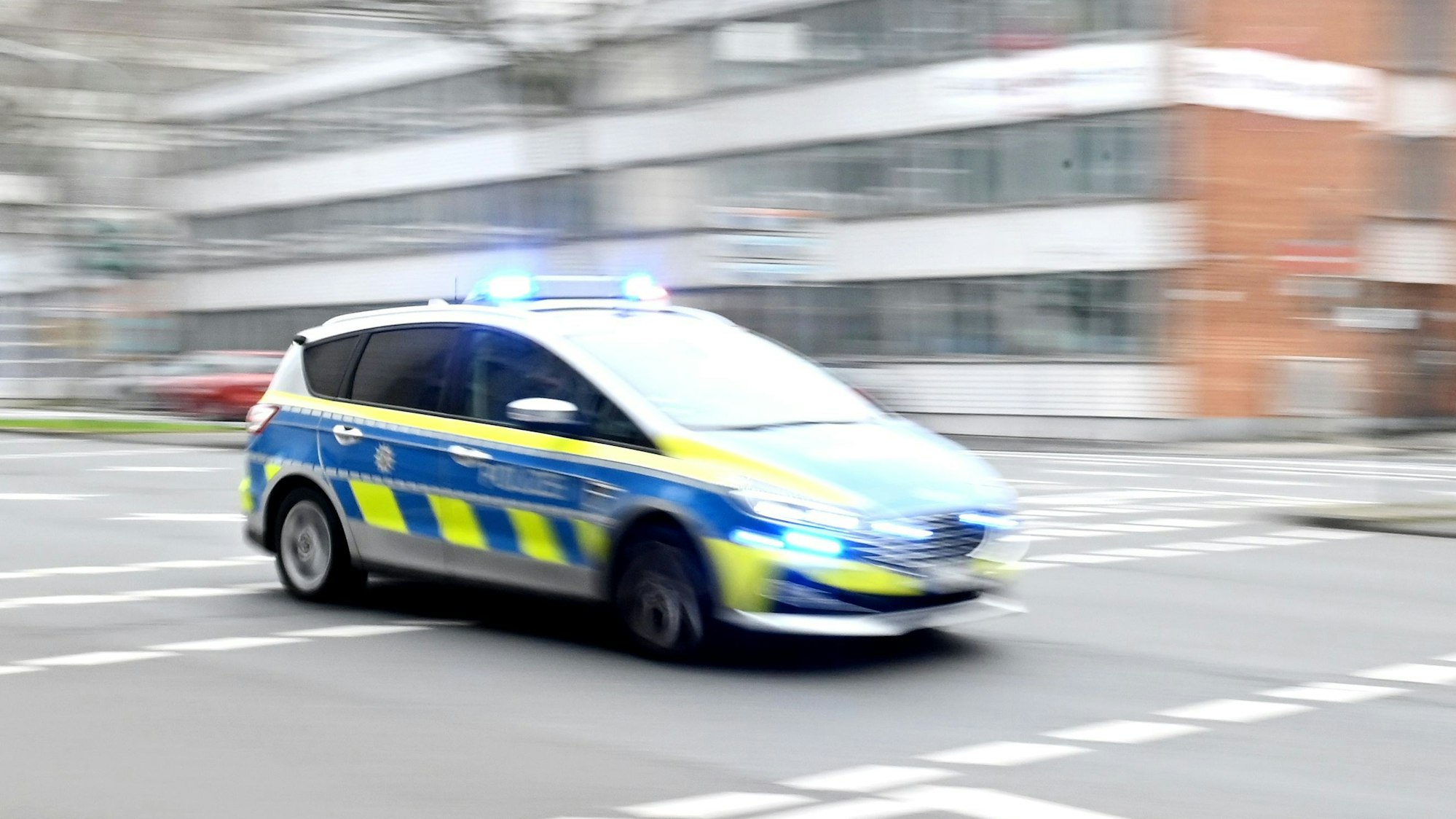 28.02.2024 Köln. Symbolbild. Ein Polizeiwagen rast durch die Innenstadt. Foto: Alexander Schwaiger