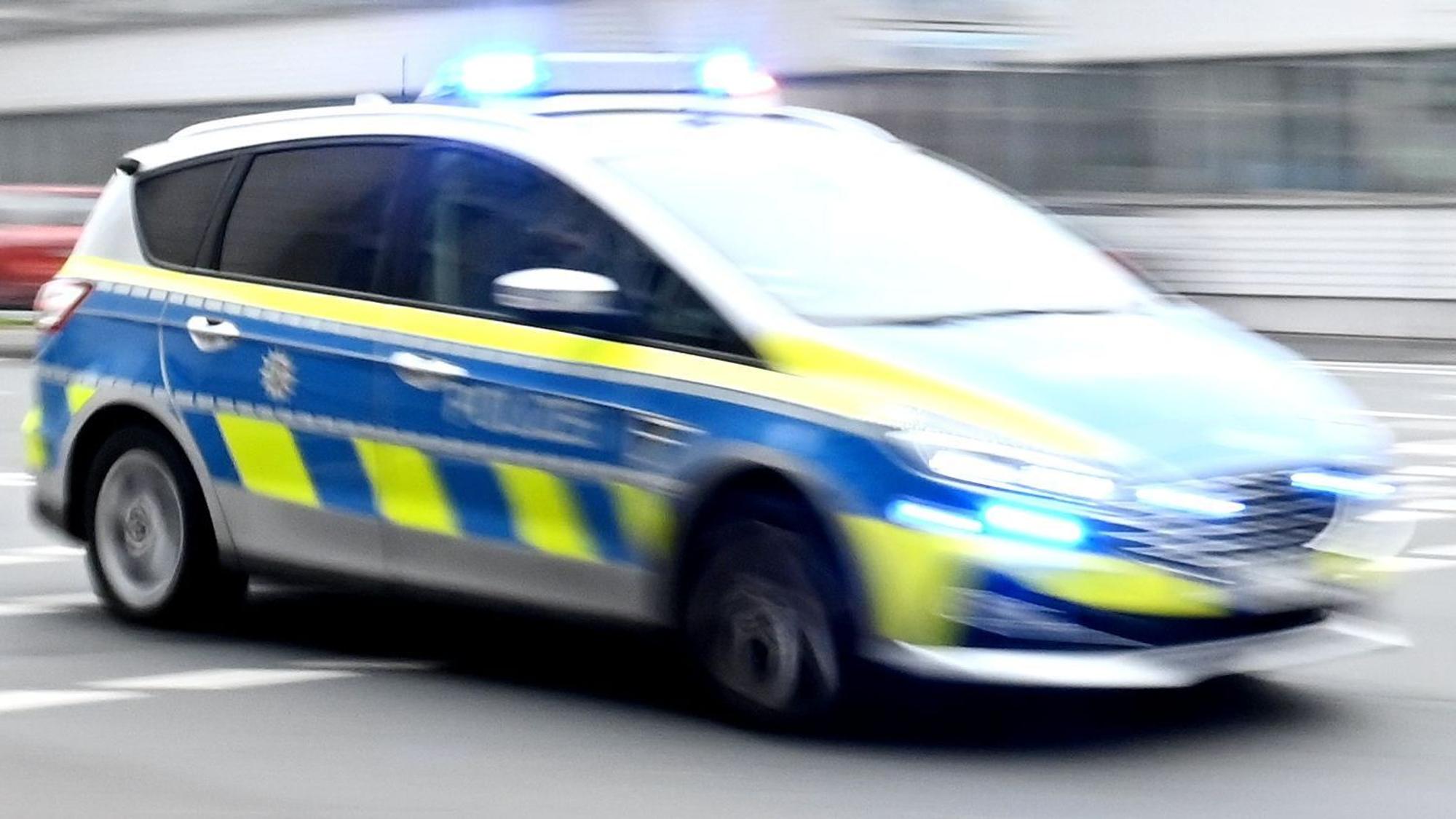 Polizeiwagen fährt mit Blaulicht. (Symbolfoto)