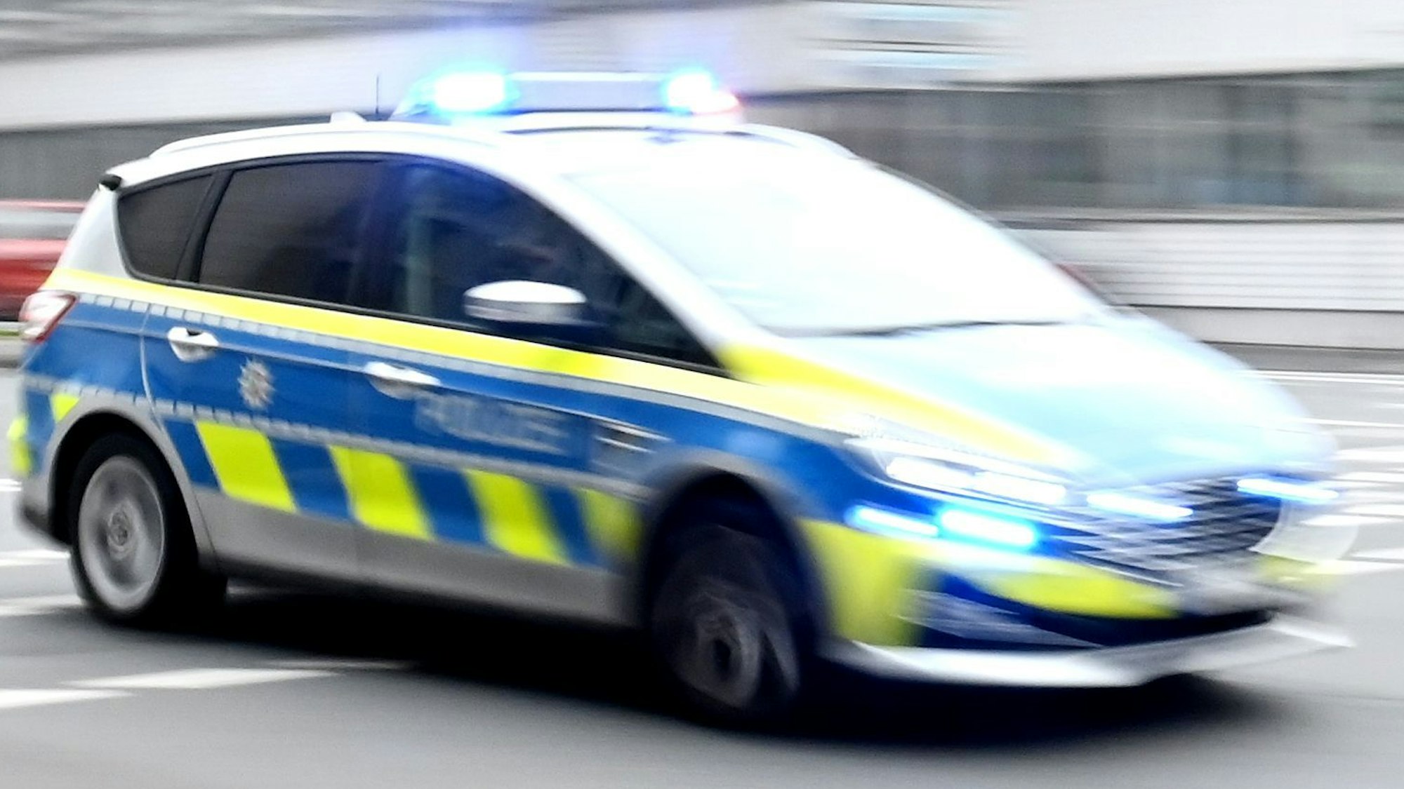 Ein Polizeiwagen rast durch die Innenstadt