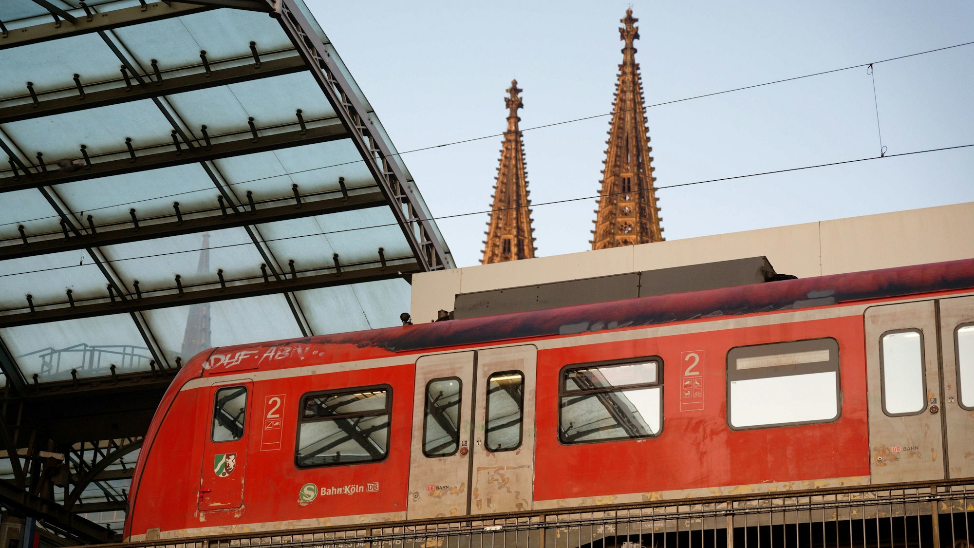 Eine S-Bahn steht im Hauptbahnhof in Köln.