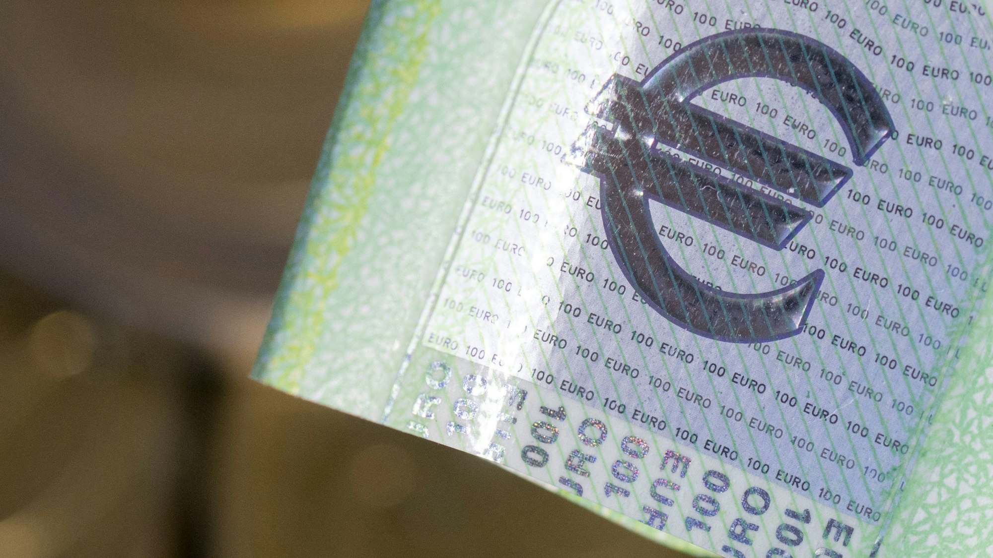 Das Euro-Zeichen prangt auf einem Schein in Nahaufnahme.