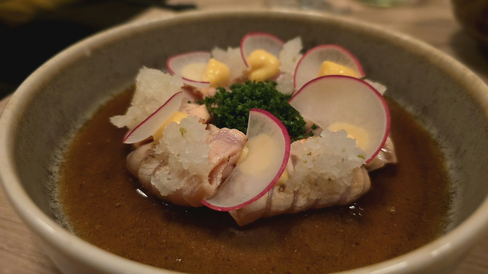 Lachs Sashimi - Yuzupfeffer, Tofucreme, Misoeigelb & Kagenzu