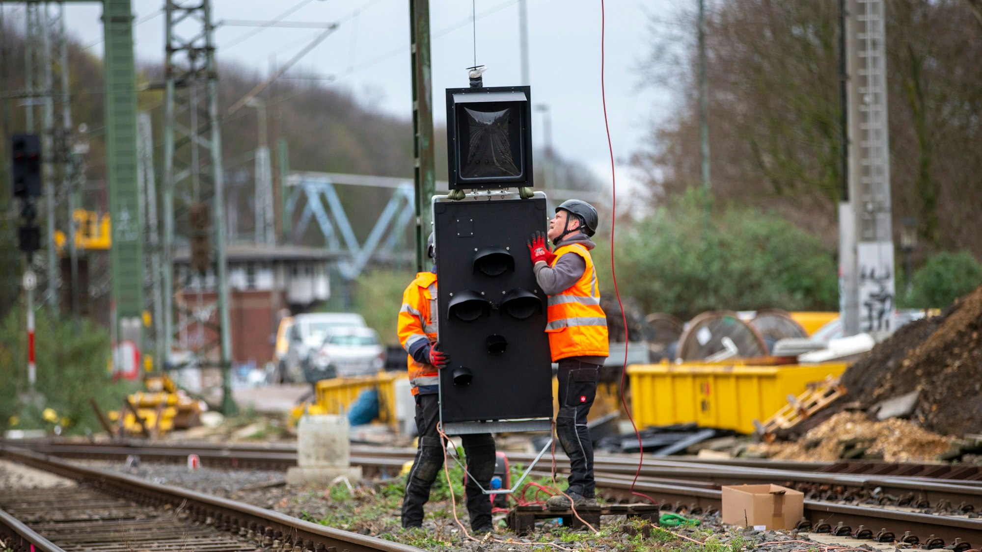 Arbeiter montieren ein neues Signal.