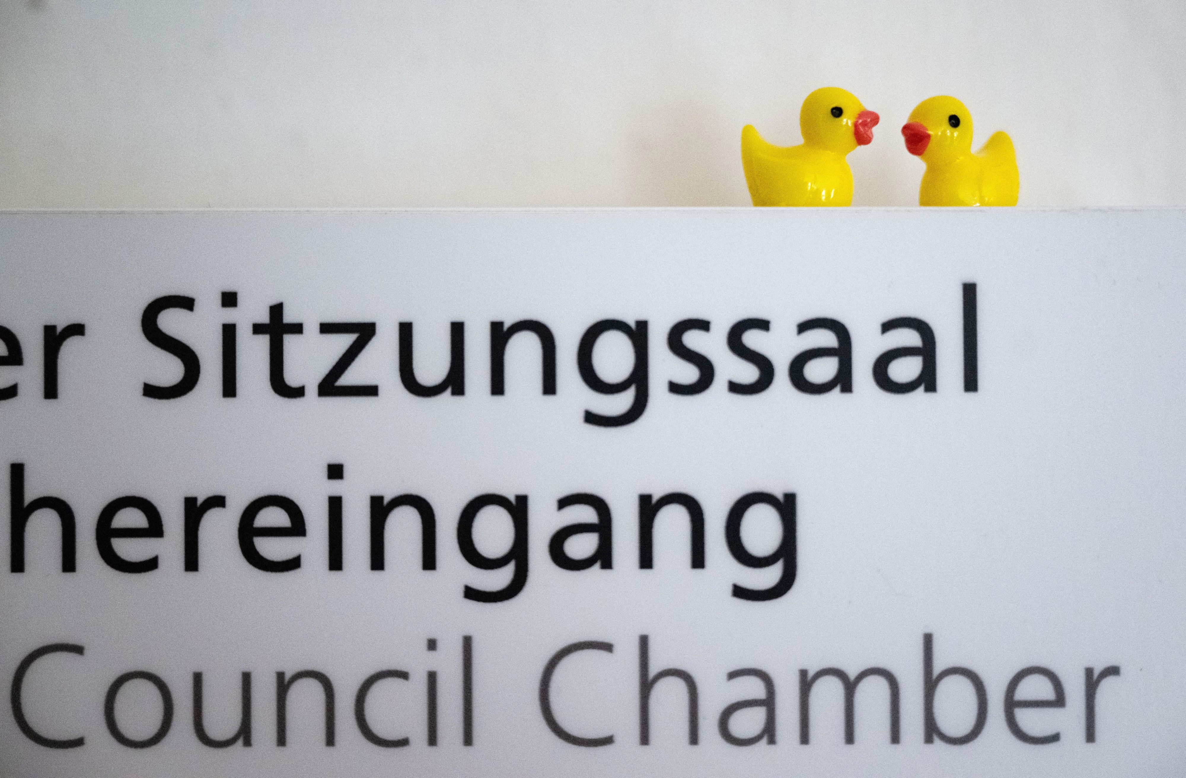 Kleine Enten sind auf einem Schild vor dem Großen Sitzungssaal des Rathauses zu sehen. Auf Schildern oder auf der Toilette: Überall sind im Rathaus kleine Enten verteilt.