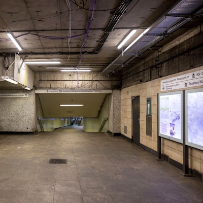 Eine Haltestelle, die dreckig und nicht einladend wirkt.