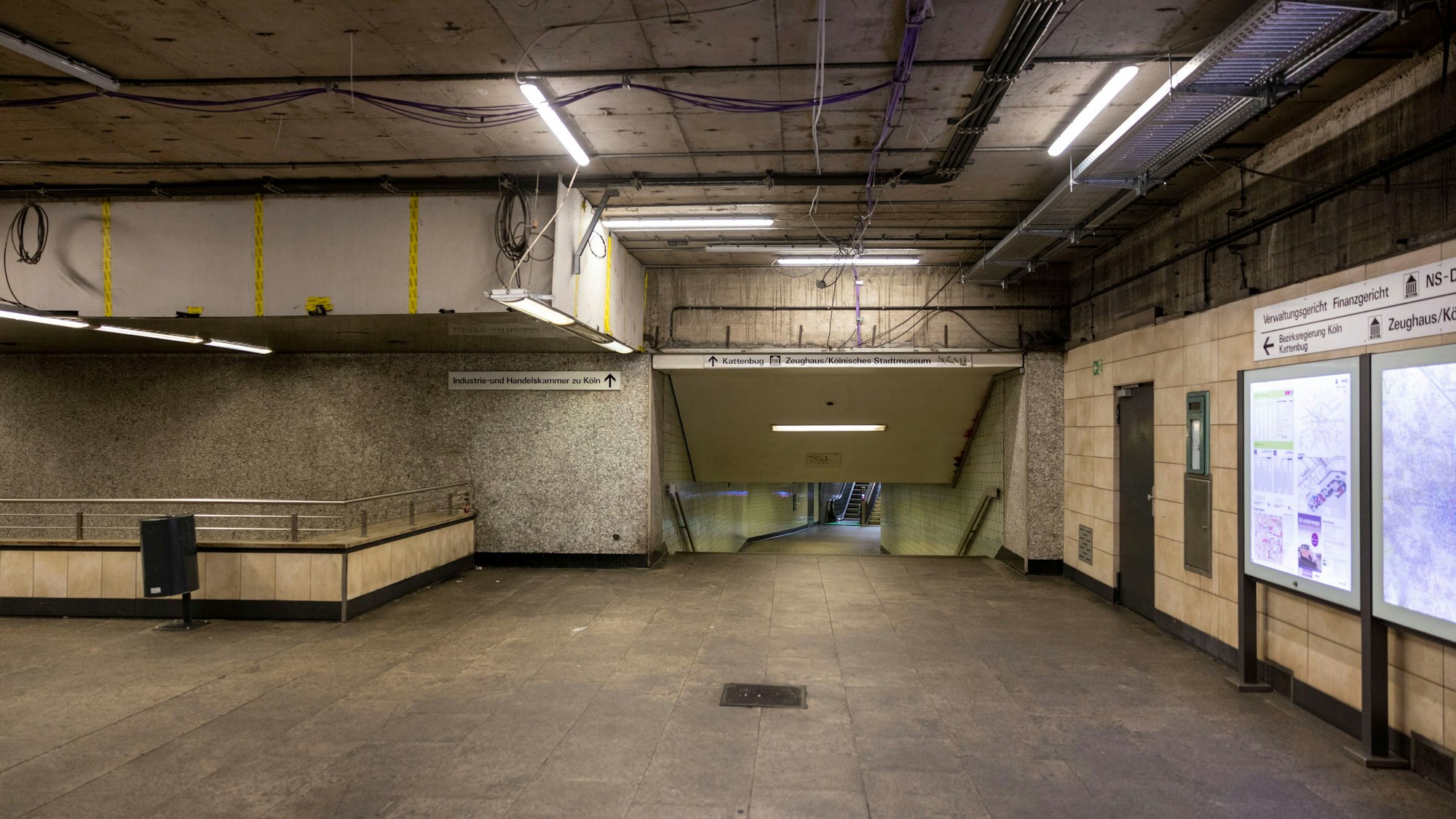 Eine Haltestelle, die dreckig und nicht einladend wirkt.