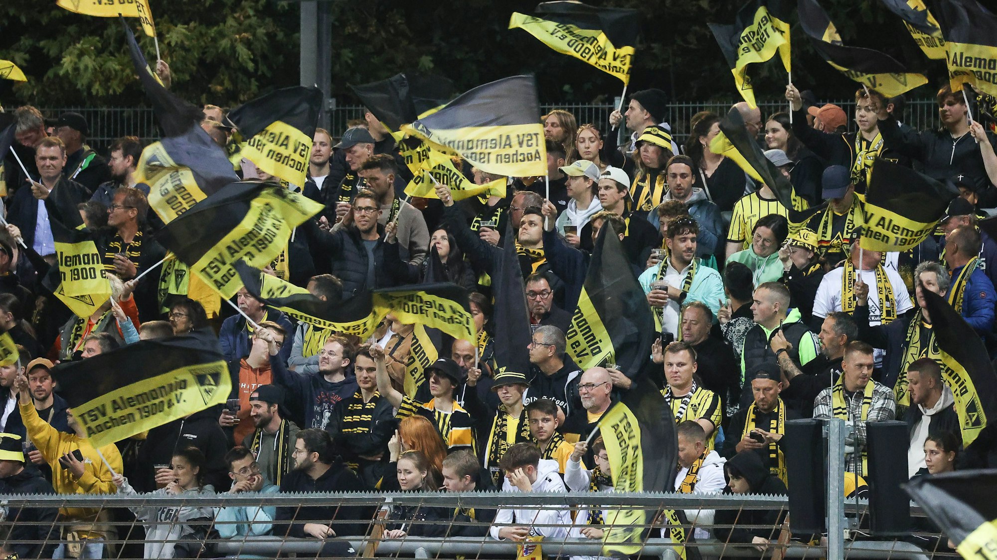 Aachener Fans, SC Fortuna Koeln vs. TSV Alemannia Aachen, Fussball-Regionalliga West, Fussball, 10. Spieltag, 06.10.2023, SC Fortuna Koeln vs. TSV Alemannia Aachen, Fussball-Regionalliga West, Fussball, 10. Spieltag, 06.10.2023, Koeln *** Aachen fans, SC Fortuna Koeln vs TSV Alemannia Aachen, football regional league west, football, 10 match day, 06 10 2023, SC Fortuna Koeln vs TSV Alemannia Aachen, football regional league west, football, 10 match day, 06 10 2023, Koeln Copyright: xEibner-Pressefoto/JoergxNiebergax EP_JNL