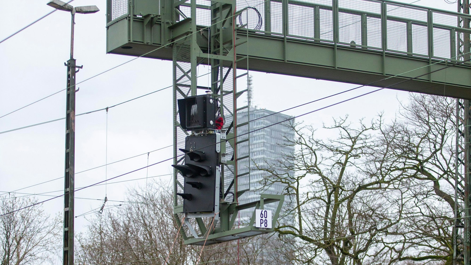 Ein Signalausleger über den Gleisen.