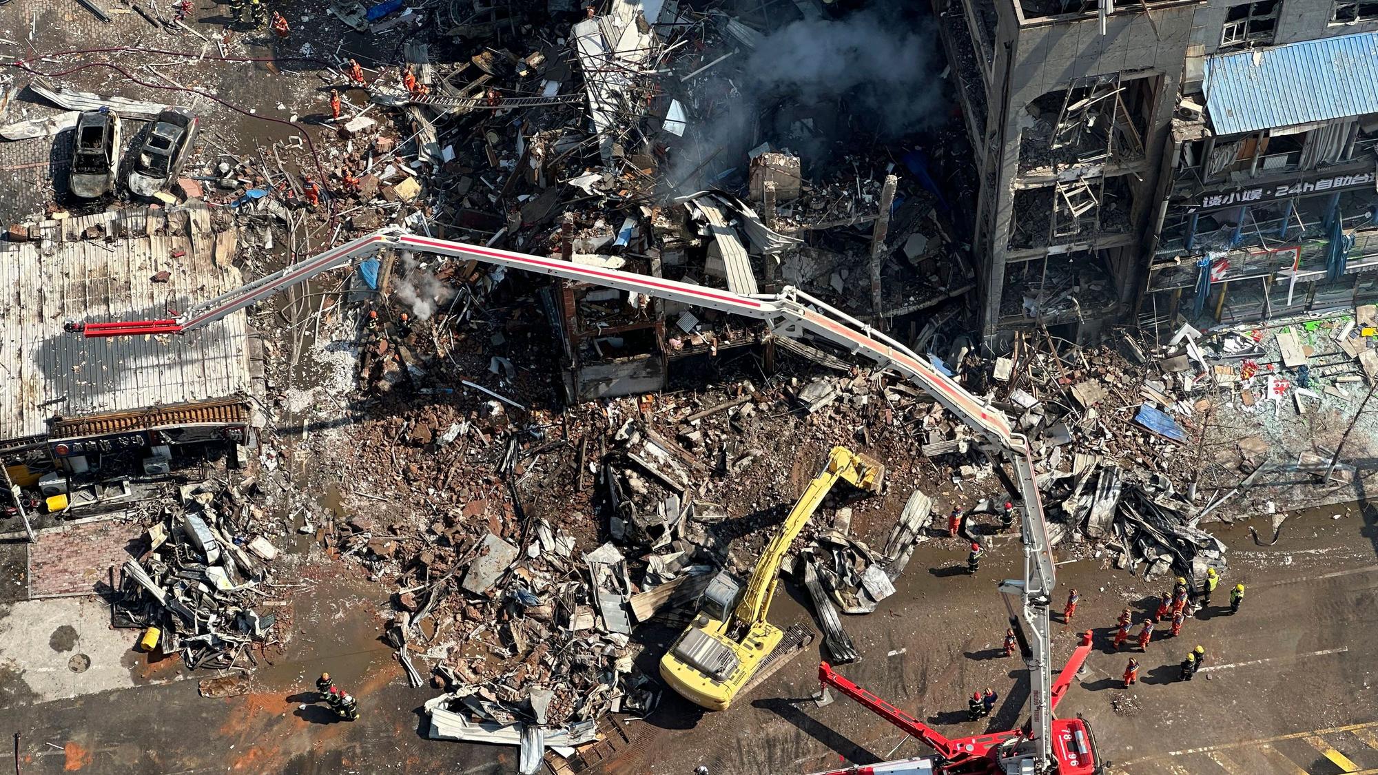 Feuerwehrleute arbeiten am Ort einer Explosion in der nordchinesischen Provinz Hebei.