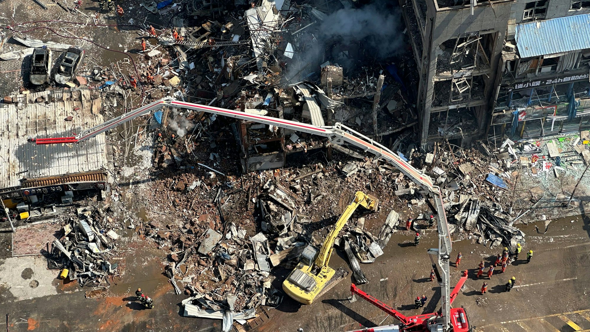 Feuerwehrleute arbeiten am Ort einer Explosion in der nordchinesischen Provinz Hebei.
