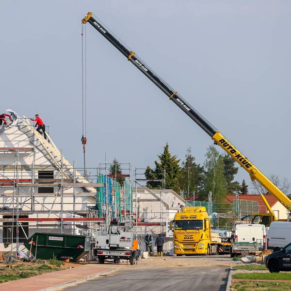 Das Bild zeigt die Baustelle eines Familienhauses.