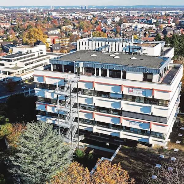 Auf dem Foto ist das Seniorenheim der Caritas in Hürth zu sehen, in dem eine 80-Jährige zu Tode gekommen ist.