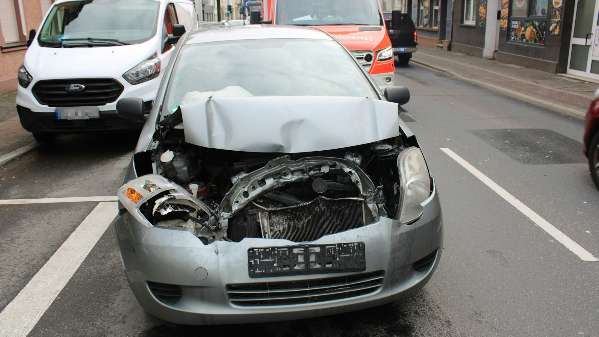 Ein schwer beschädigter Toyota steht am Dienstagnachmittag (12.3.) auf der Odenthaler Straße in Bergisch Gladbach-Hebborn.