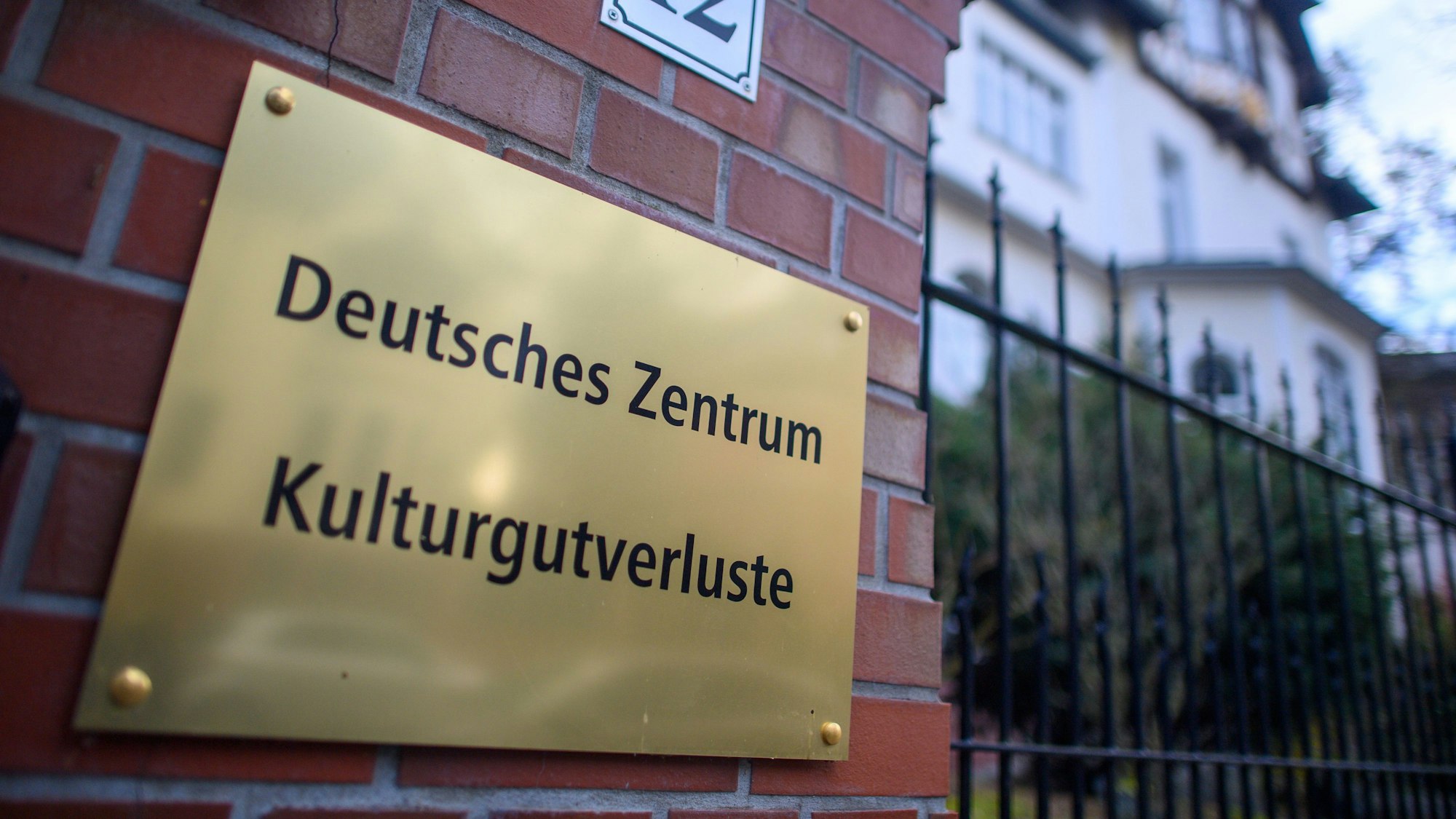 „Deutsches Zentrum Kulturgutverluste“ ist auf einem Schild zu lesen.