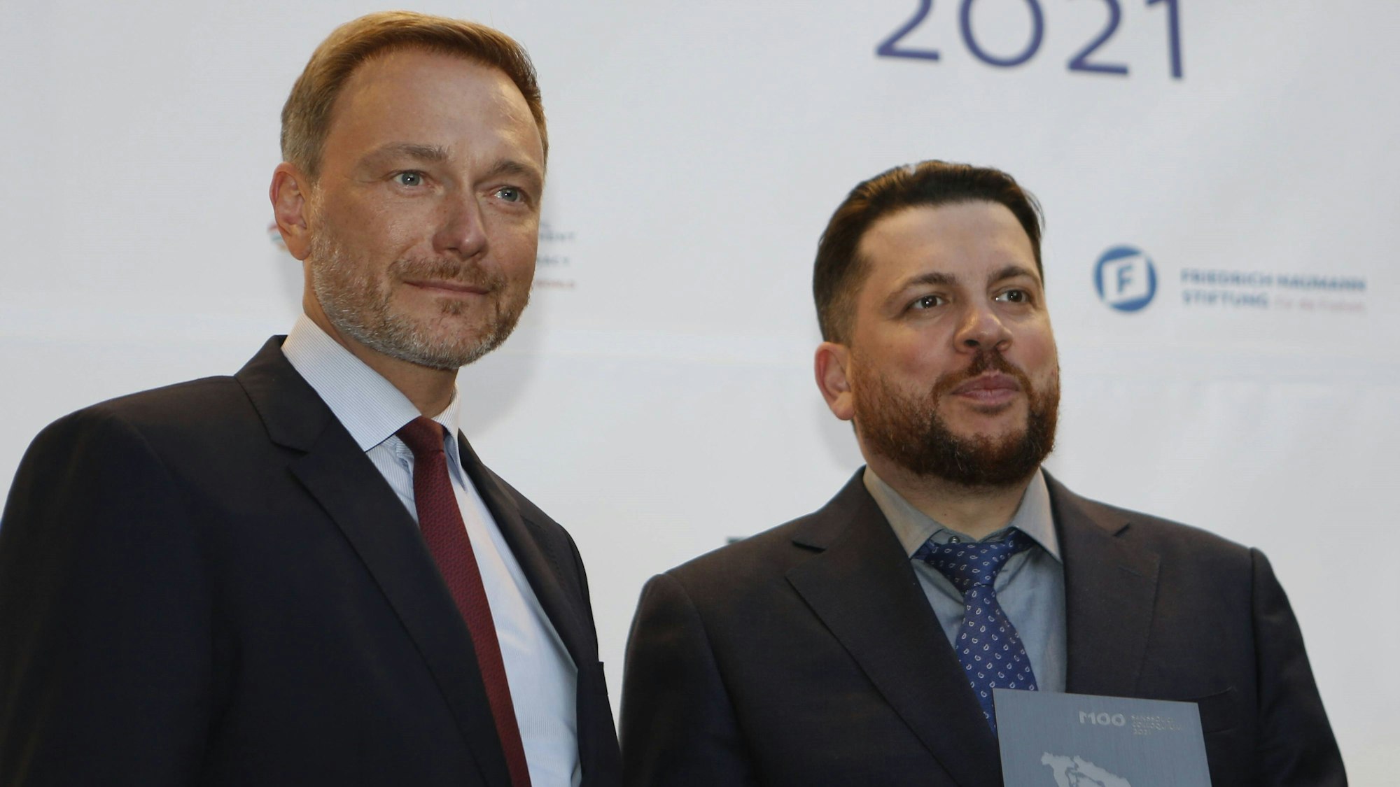 Leonid Wolkow zusammen mit Bundesfinanzminister Christian Lindner 2021 in Potsdam bei der Verleihung der „M100 Media Awards“. Der Vertraute des gestorbenen Kremlkritikers Alexej Nawalny wurde in Litauen mit einem Hammer attackiert.