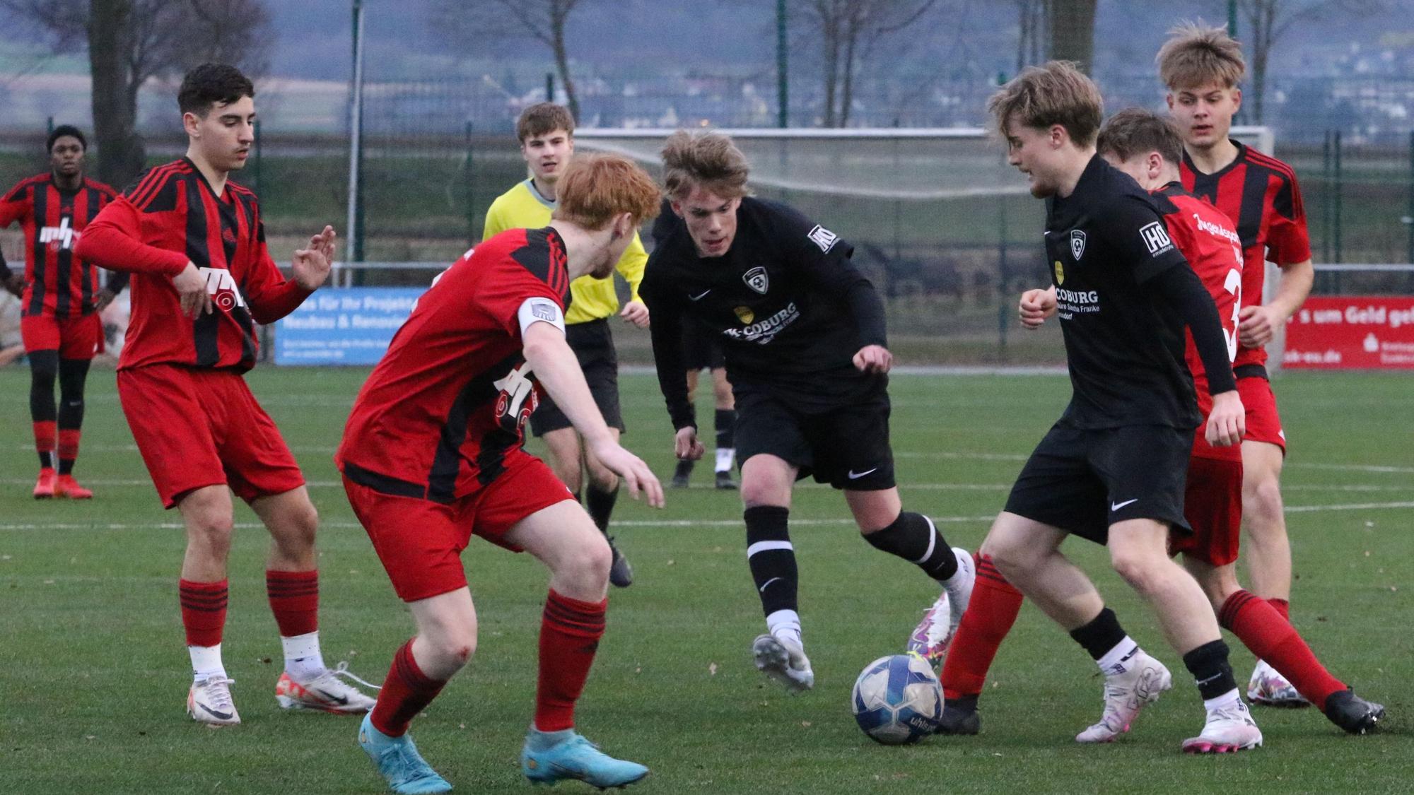 Wenig Platz hatten Tim Krämer und Tobias Rick, die hier von vier Wenau-Spielern umringt werden.