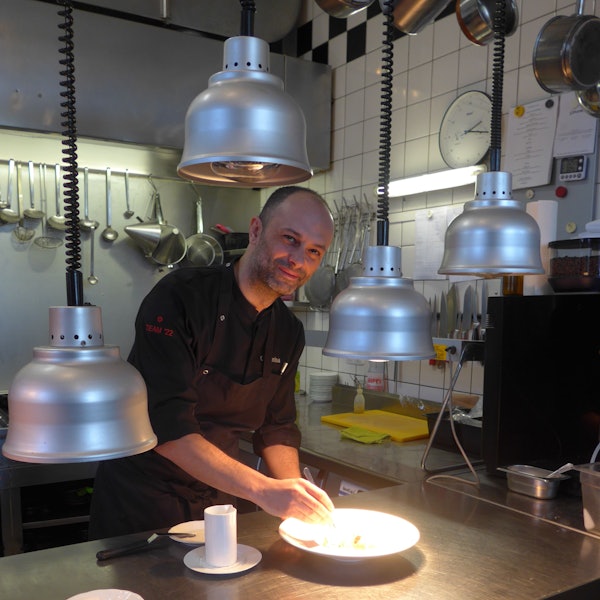 Ein Koch arbeitet in einer Küche.