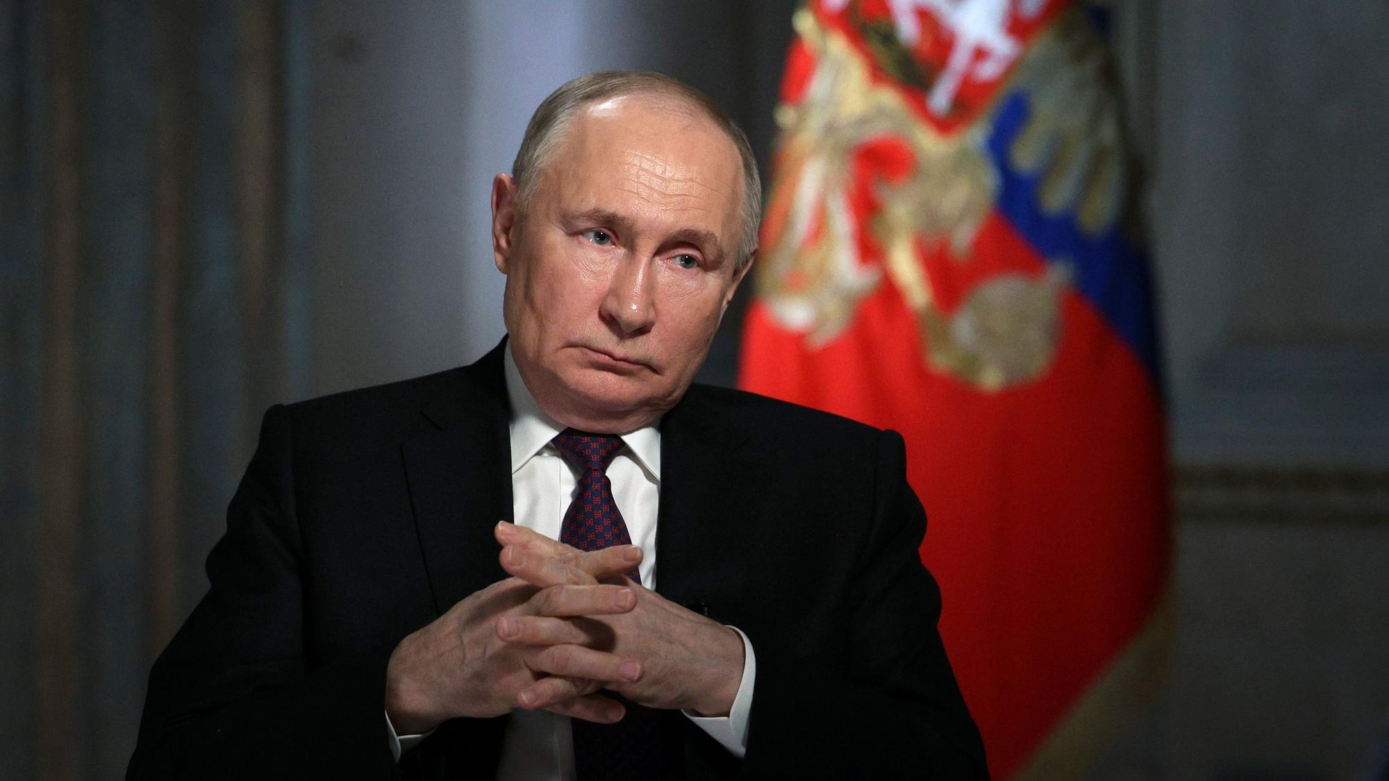 Wladimir Putin hat in der Vergangenheit mehrere Straftäter begnadigt, damit sie an der Front für Russland kämpfen.