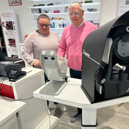 Optikermeister Lothar Kunz mit seiner Enkeltochter Leonie Ziarnetzki, die auch gelernte Augenoptikerin ist.